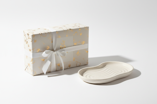 mistery box mit der selben ästetik und hintergrund wie meine anderen bilder mit einem ästetischem keramik tablett neben der mysterybox